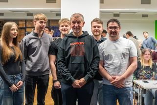 Babiš spustil prodej mikin a županů se svým logem - Novinky